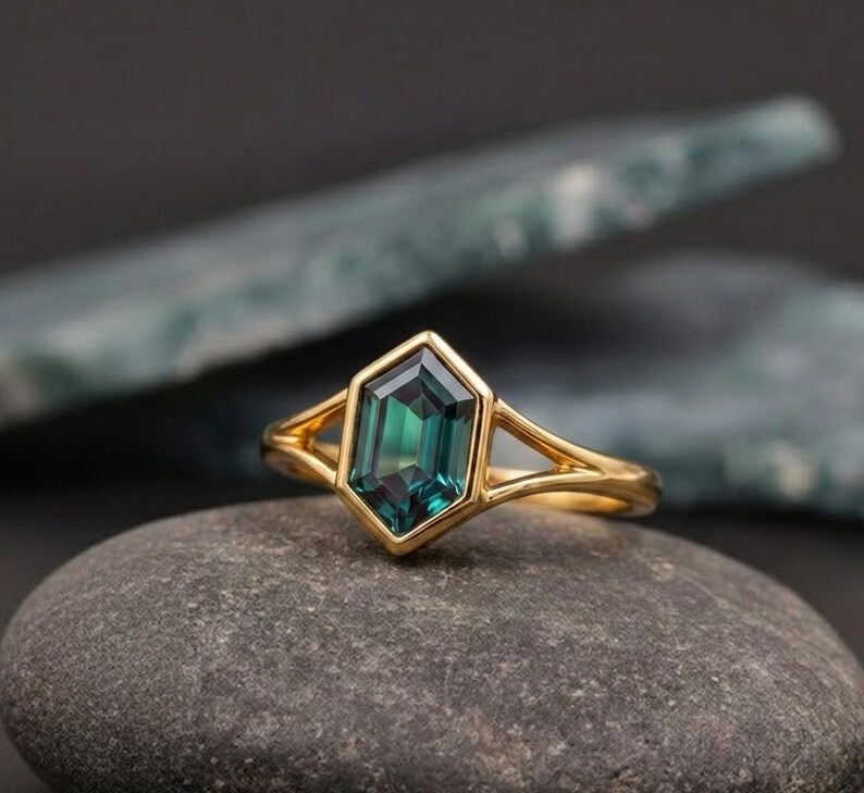 Hexagon Cut Alexandrite Ring, Solitaire Engagement Ring, June Birthstone Split Shank Ring, Geometric Alexandrite Ring, Alexandrite Jewelry