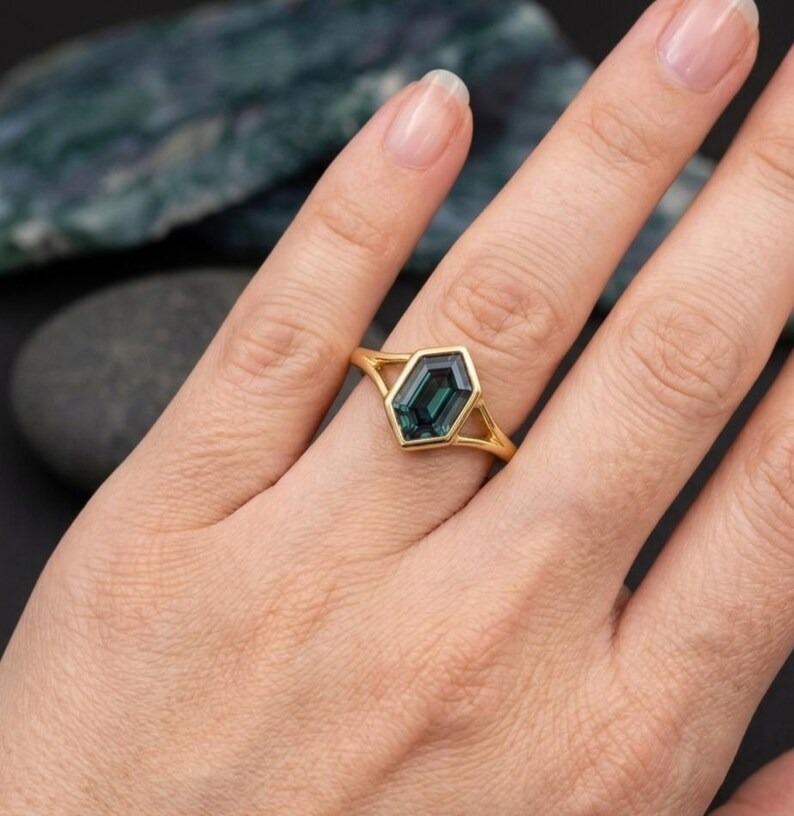 Hexagon Cut Alexandrite Ring, Solitaire Engagement Ring, June Birthstone Split Shank Ring, Geometric Alexandrite Ring, Alexandrite Jewelry