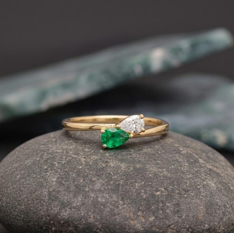 Engraved Birthstone Minimalist Ring | Custom Teardrop Family Gemstone Jewelry | Dainty Personalized Band Ring with Infinity Crystals