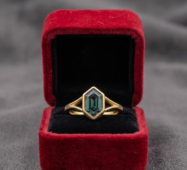 Hexagon Cut Alexandrite Ring, Solitaire Engagement Ring, June Birthstone Split Shank Ring, Geometric Alexandrite Ring, Alexandrite Jewelry