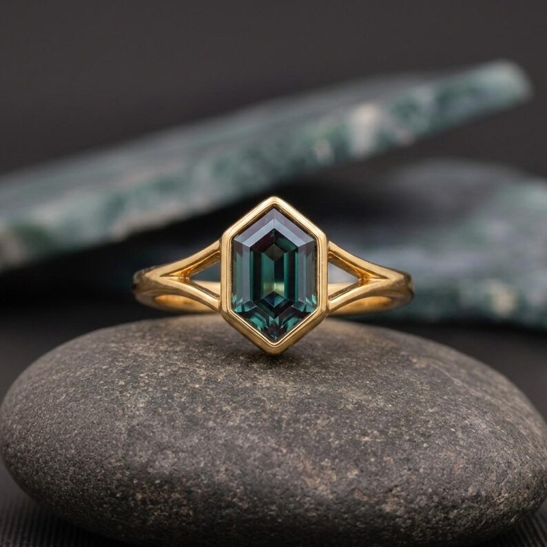 Hexagon Cut Alexandrite Ring, Solitaire Engagement Ring, June Birthstone Split Shank Ring, Geometric Alexandrite Ring, Alexandrite Jewelry