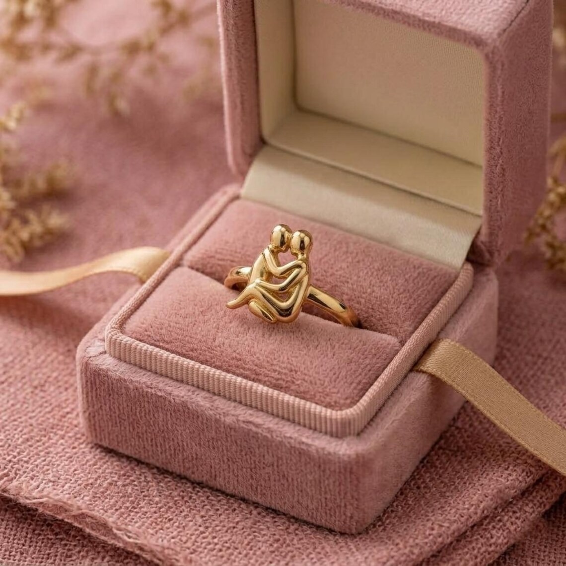 14k Gold Holding Lesbian Ring, Sculptural Couple Kiss Jewelry, Art Deco Style, Lesbian Pride Ring, Lesbian gift, Kissing Ring, Romantic Ring