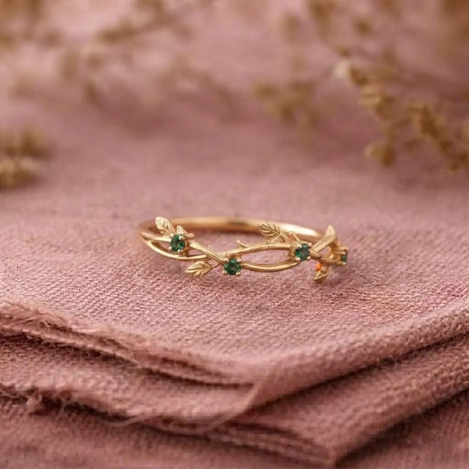 Emerald Vine Ring, Nature Inspired Leaf Band, 18k Gold Botanical Ring, Dainty Stacking Ring, Unique Green Gemstone Jewelry, Gift for Women