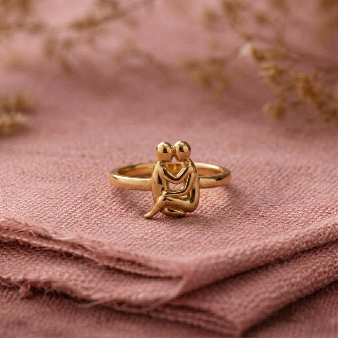 14k Gold Holding Lesbian Ring, Sculptural Couple Kiss Jewelry, Art Deco Style, Lesbian Pride Ring, Lesbian gift, Kissing Ring, Romantic Ring