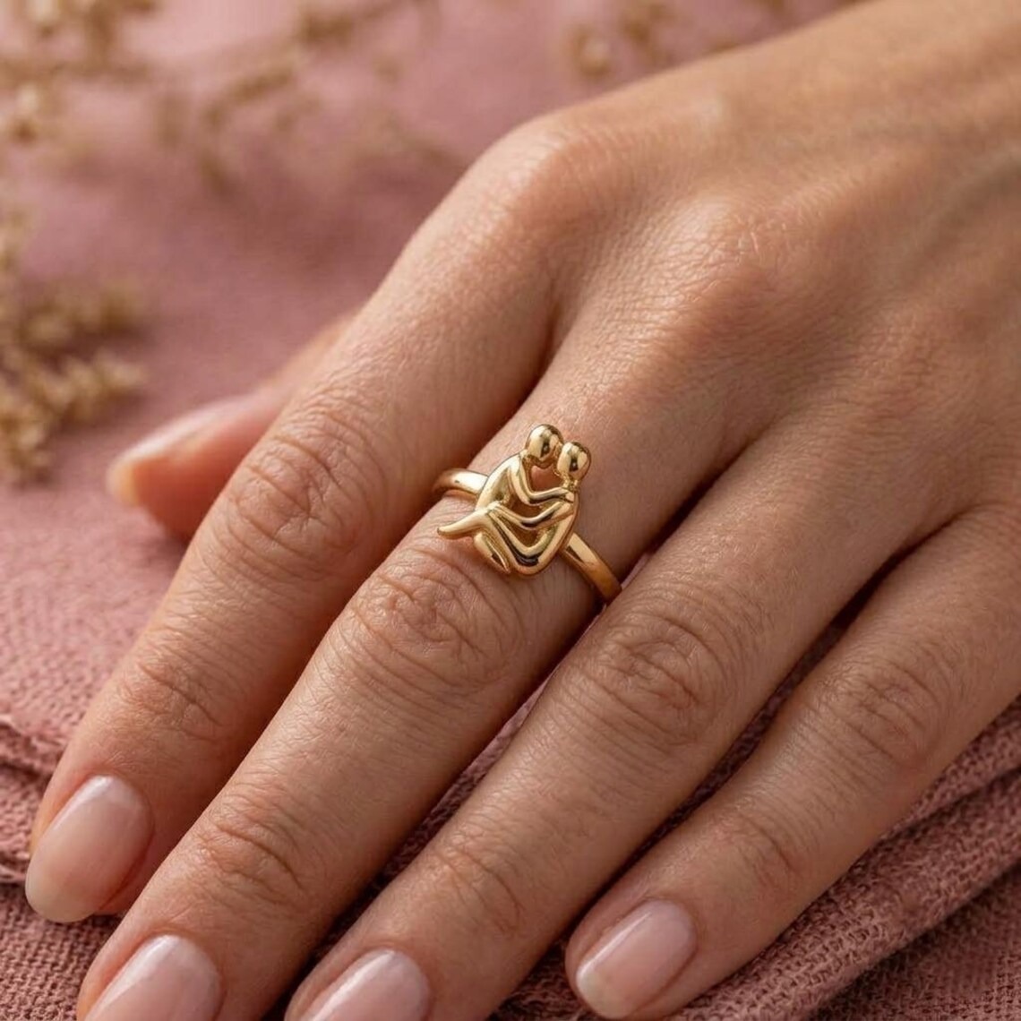 14k Gold Holding Lesbian Ring, Sculptural Couple Kiss Jewelry, Art Deco Style, Lesbian Pride Ring, Lesbian gift, Kissing Ring, Romantic Ring