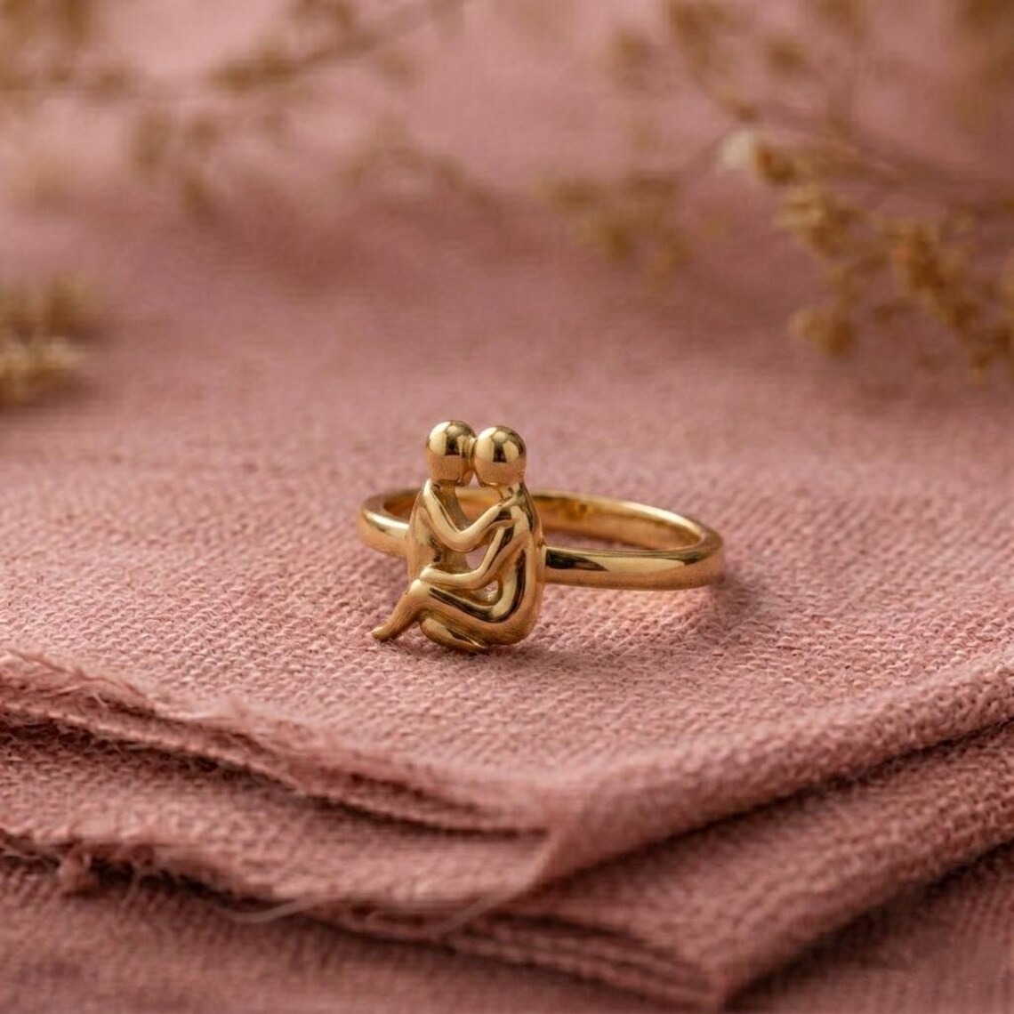 14k Gold Holding Lesbian Ring, Sculptural Couple Kiss Jewelry, Art Deco Style, Lesbian Pride Ring, Lesbian gift, Kissing Ring, Romantic Ring