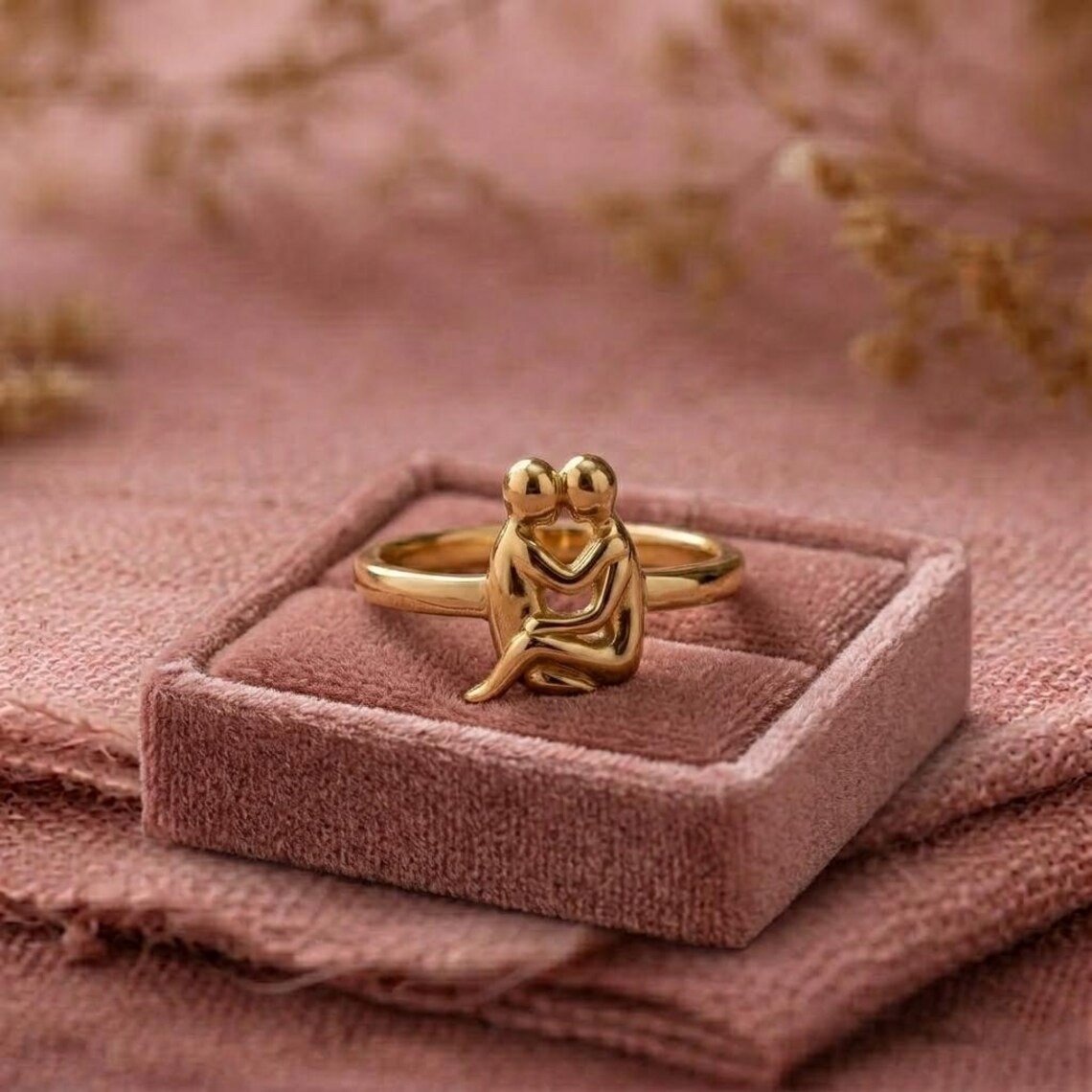 14k Gold Holding Lesbian Ring, Sculptural Couple Kiss Jewelry, Art Deco Style, Lesbian Pride Ring, Lesbian gift, Kissing Ring, Romantic Ring