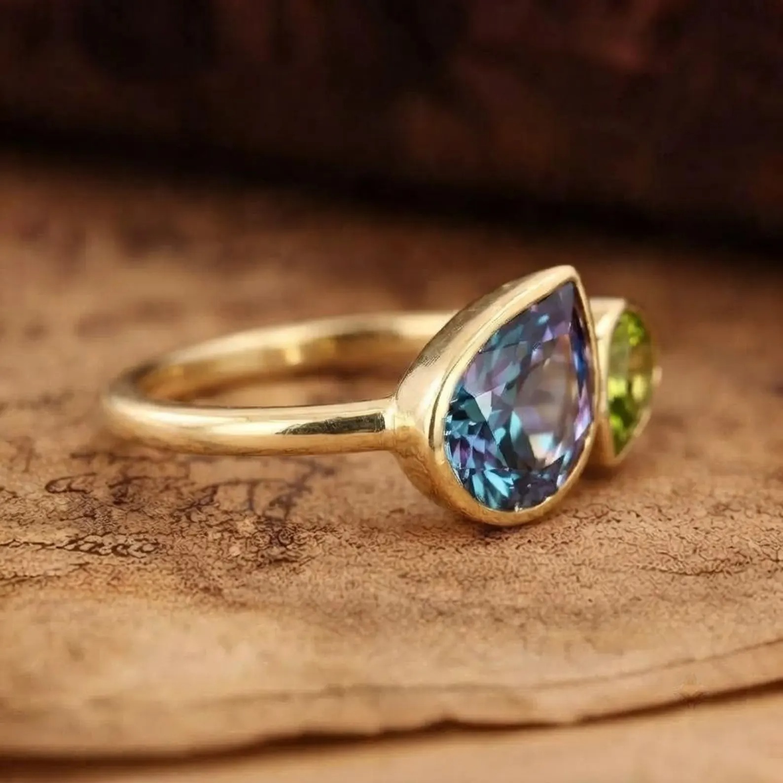 Vintage Pear-Shaped Alexandrite Engagement Ring Yellow gold art deco Peridot ring pear Bezel Set Gold rings unique anniversary bridal ring