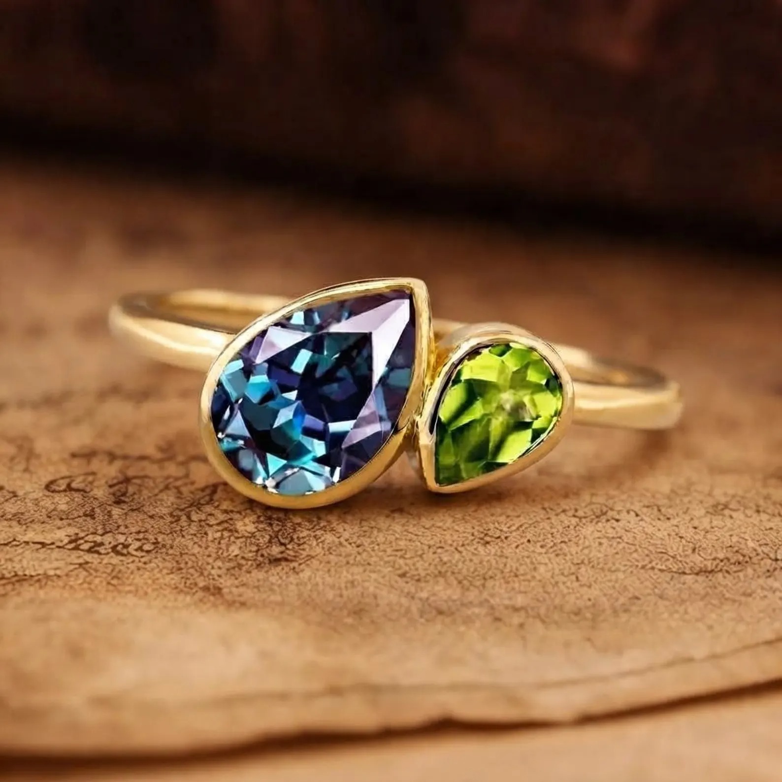 Vintage Pear-Shaped Alexandrite Engagement Ring Yellow gold art deco Peridot ring pear Bezel Set Gold rings unique anniversary bridal ring
