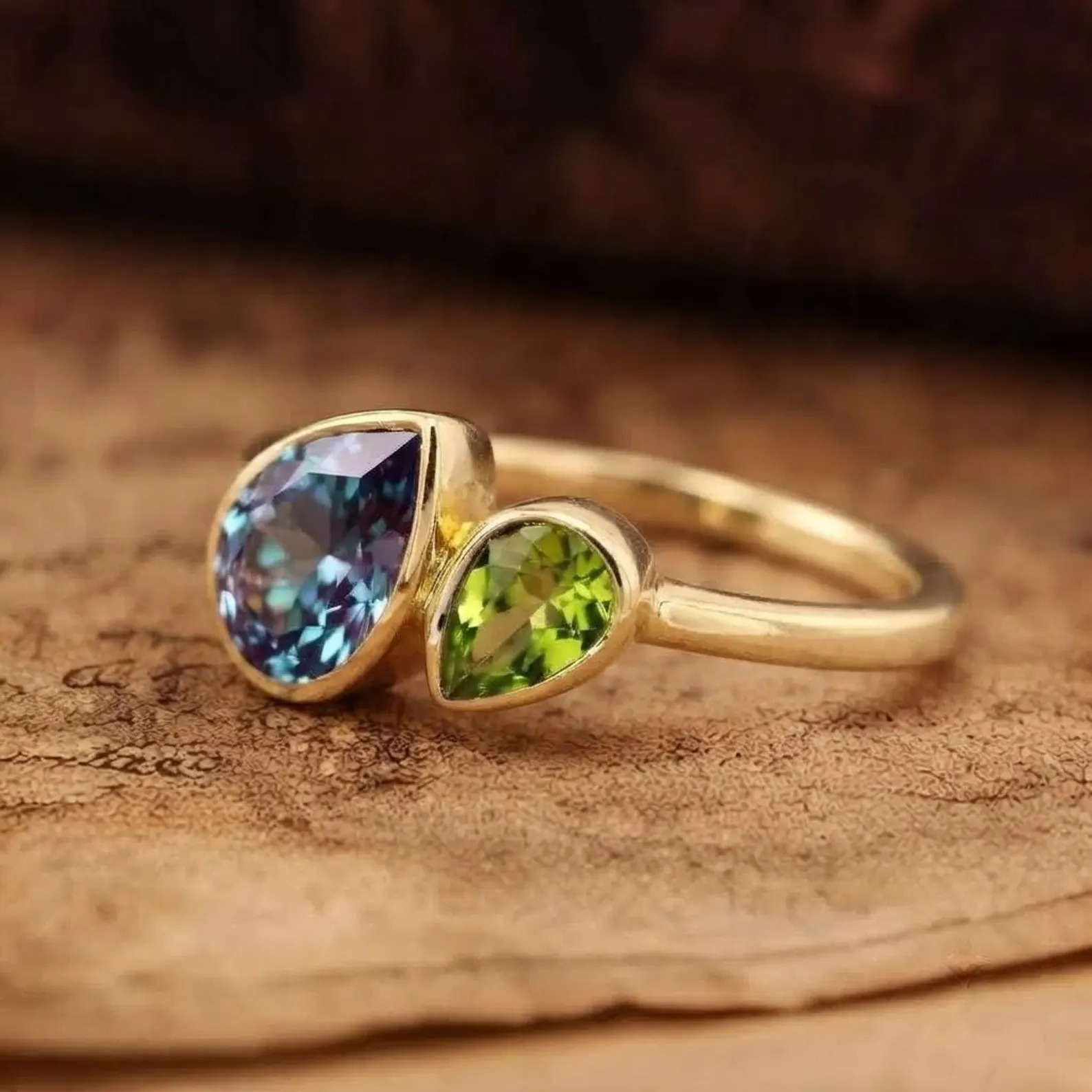 Vintage Pear-Shaped Alexandrite Engagement Ring Yellow gold art deco Peridot ring pear Bezel Set Gold rings unique anniversary bridal ring